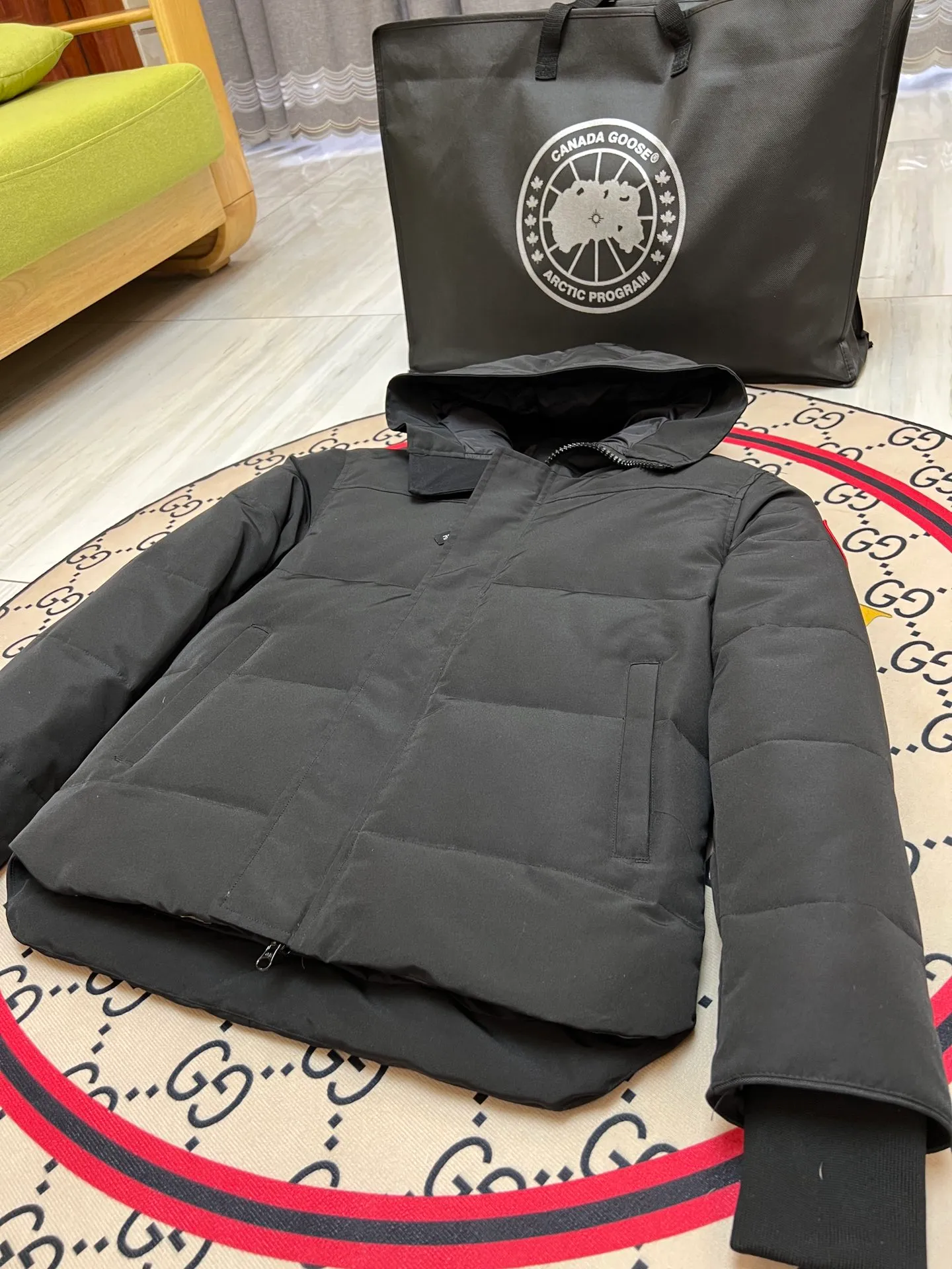 P640 Canada Goose MacMillan parka 17 styles for men and women, short style without fur collar, Arctic and Antarctic scientific expedition teams and others choose Canada Goose as their winter wear, the Rolls-Royce of down jackets. ➖ Industry-leading anti-counterfeiting chip sensing. ➖ Imported Behringer embroidery machines and customized embroidery labels, the highest level and industry leading. ➖ Imported Korean 21-count polyester-cotton blended original fabric, TC85 waterproof coated fabric, water-repellent, windproof and wear-resistant. ➖ The new national standard 80 white duck down is filled with an average of 520 grams of down. The amount of down filled is industry-leading. ➖ 100% nylon lining with double double-layer sealing design to prevent velvet running, and seamless thread design on the cuffs! ➖ Western Canadian Green Wolf Collar. ➖ Yoshida YKK provides original factory-customized electroplated sliders. YKK two-way lockable zippers are tight and smooth and do not peel off paint. ➖ 3M composite Velcro is durable and the accessories and hardware are all custom-made. Note: Our copywriting is only simple and clear. Instead of bragging about the copywriting, it is better to compare and understand with samples. Only for the purest goose, the most dedicated, the most professional, the highest quality, the highest cost performance! Color: green gray red off-white navy black SIZE: S-XXL [with size chart]